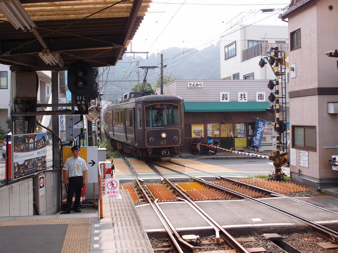 江之電的綠色電車停靠在長谷站月台