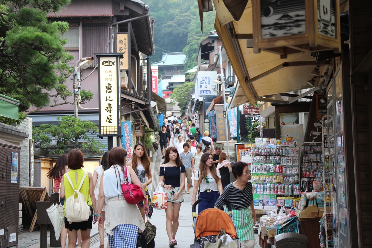 江之島全景,島上的展望燈塔與跨海大橋