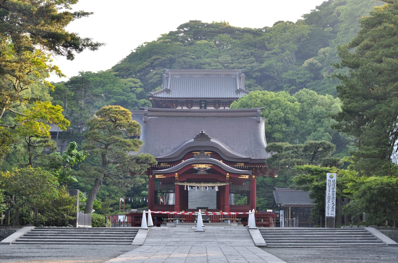 鶴岡八幡宮的朱紅樓門與本宮,大石段前遊客往來