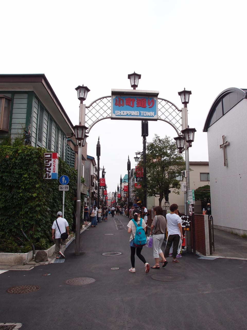 鎌倉小町通老街,兩旁商店與遊客熙來攘往