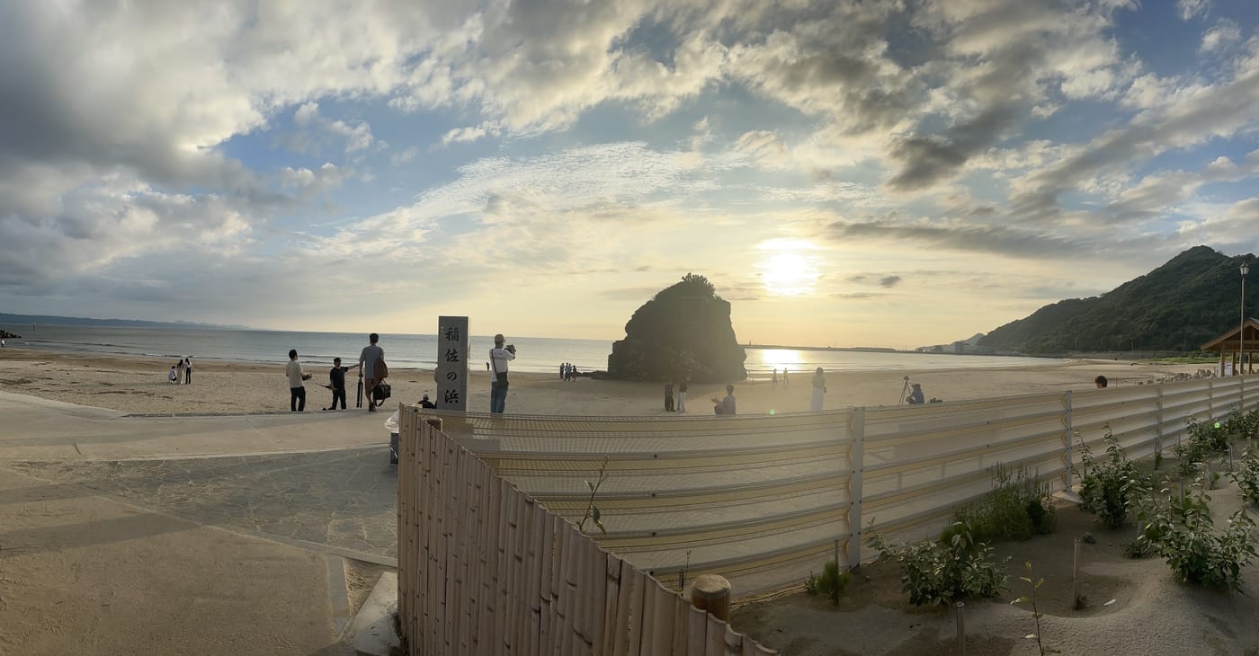 傍晚的稲佐の浜沙灘與弁天島岩礁,神迎神事的舉行地