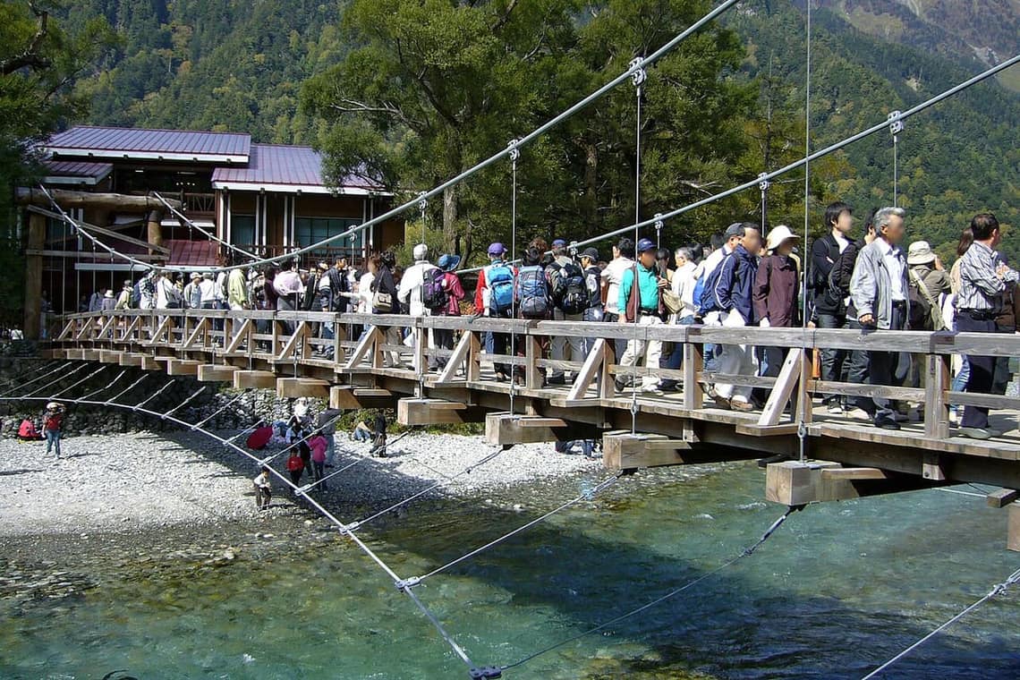 上高地河童橋木吊橋與穗高連峰