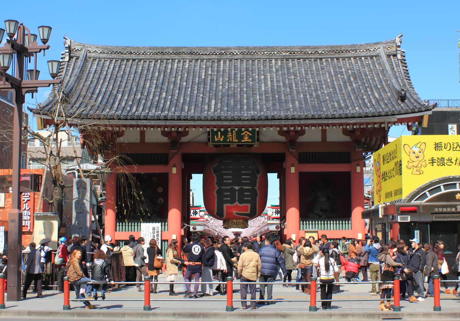 淺草寺雷門大紅燈籠與雷門匾額，門前人潮聚集