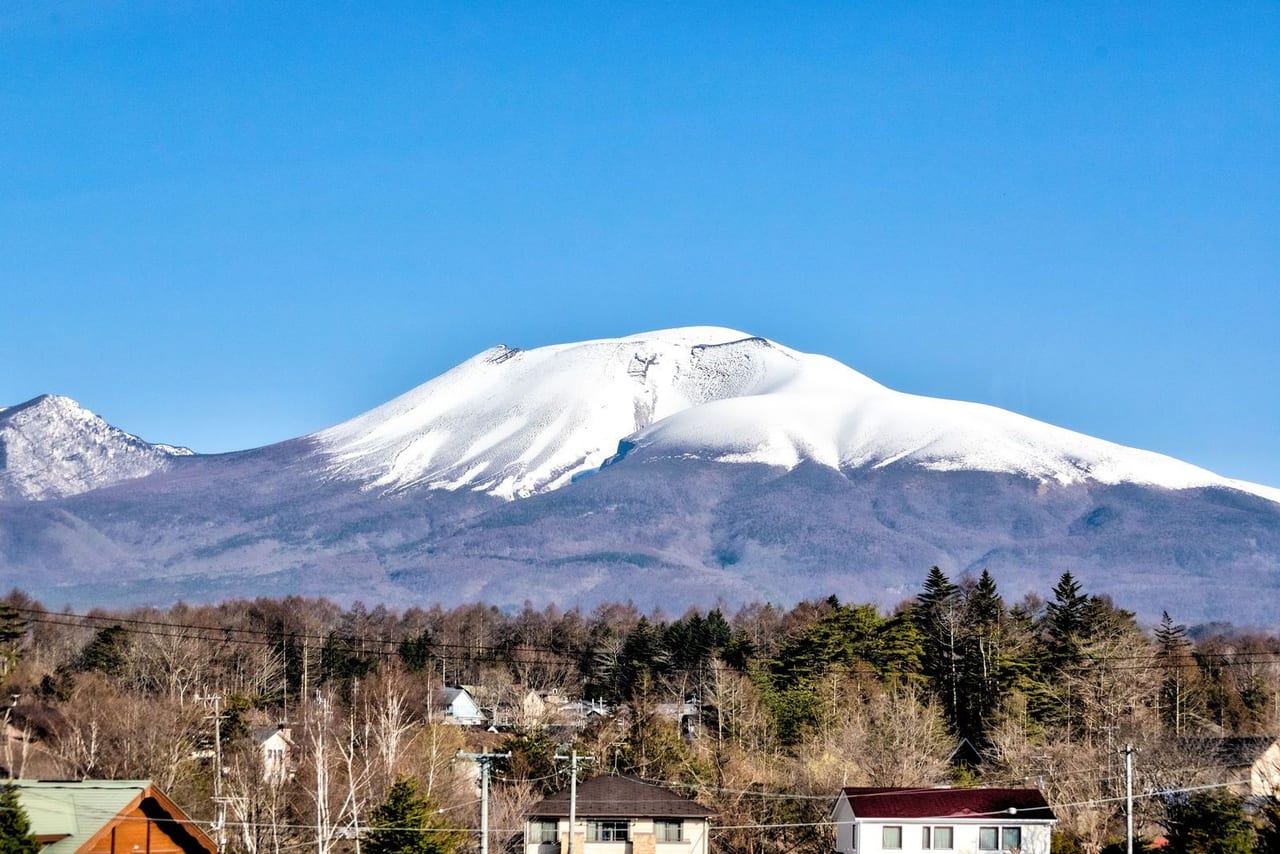 從北陸新幹線車窗看見的淺間山