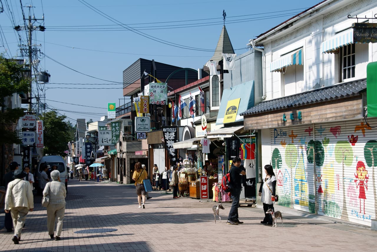 舊輕井澤銀座商店街兩旁的店家與行人