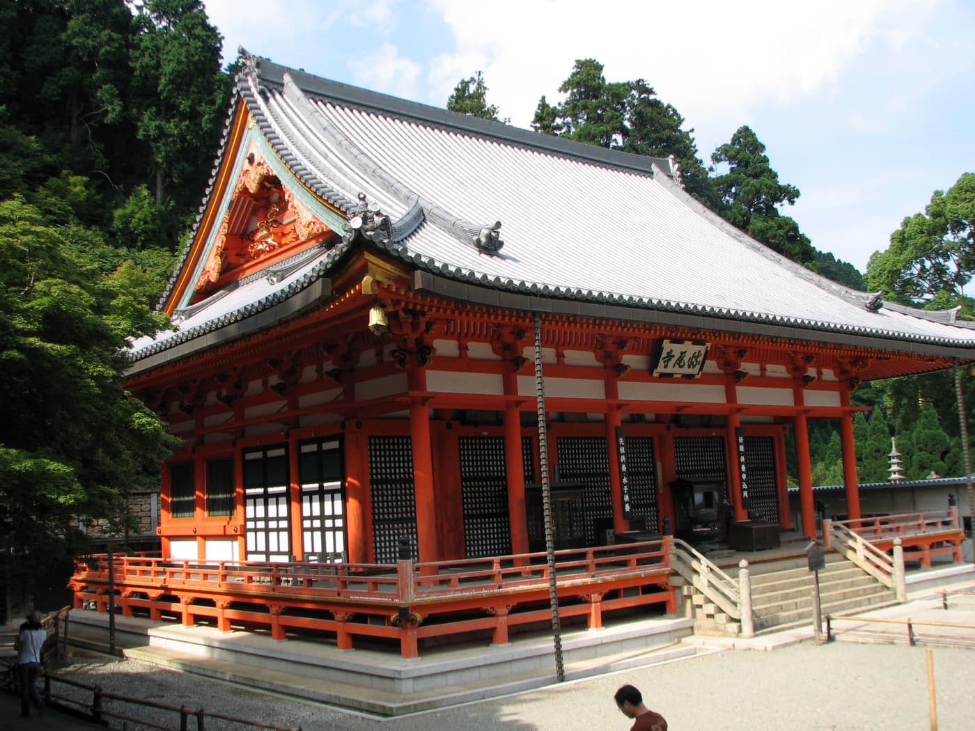 勝尾寺本堂正面全景,朱紅色殿宇座落在箕面山林之間
