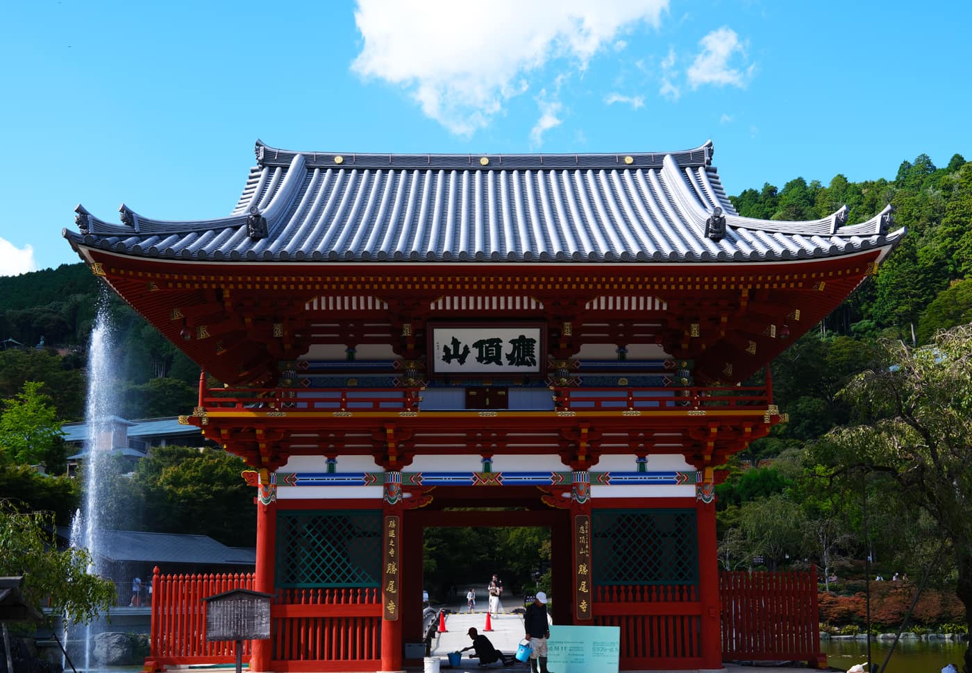 勝尾寺山門與前方水池,入山後第一個標誌性畫面