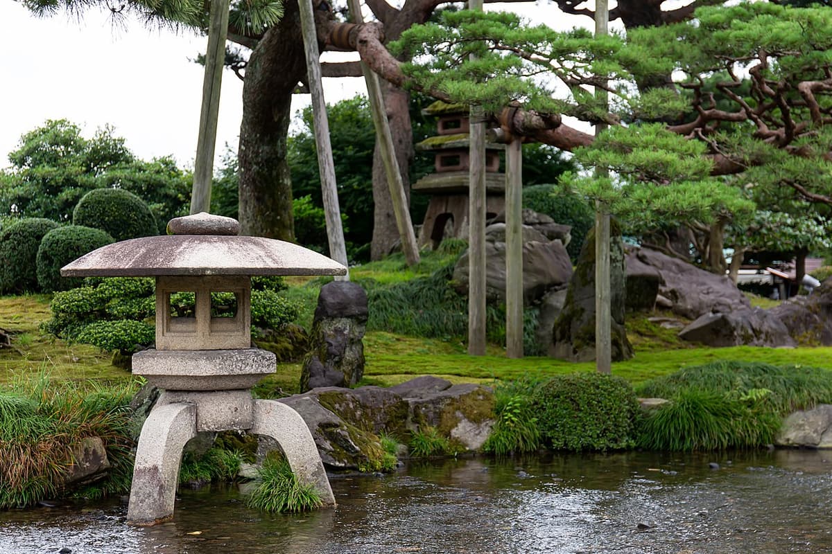 金澤兼六園日本庭園,霞之池與石燈籠
