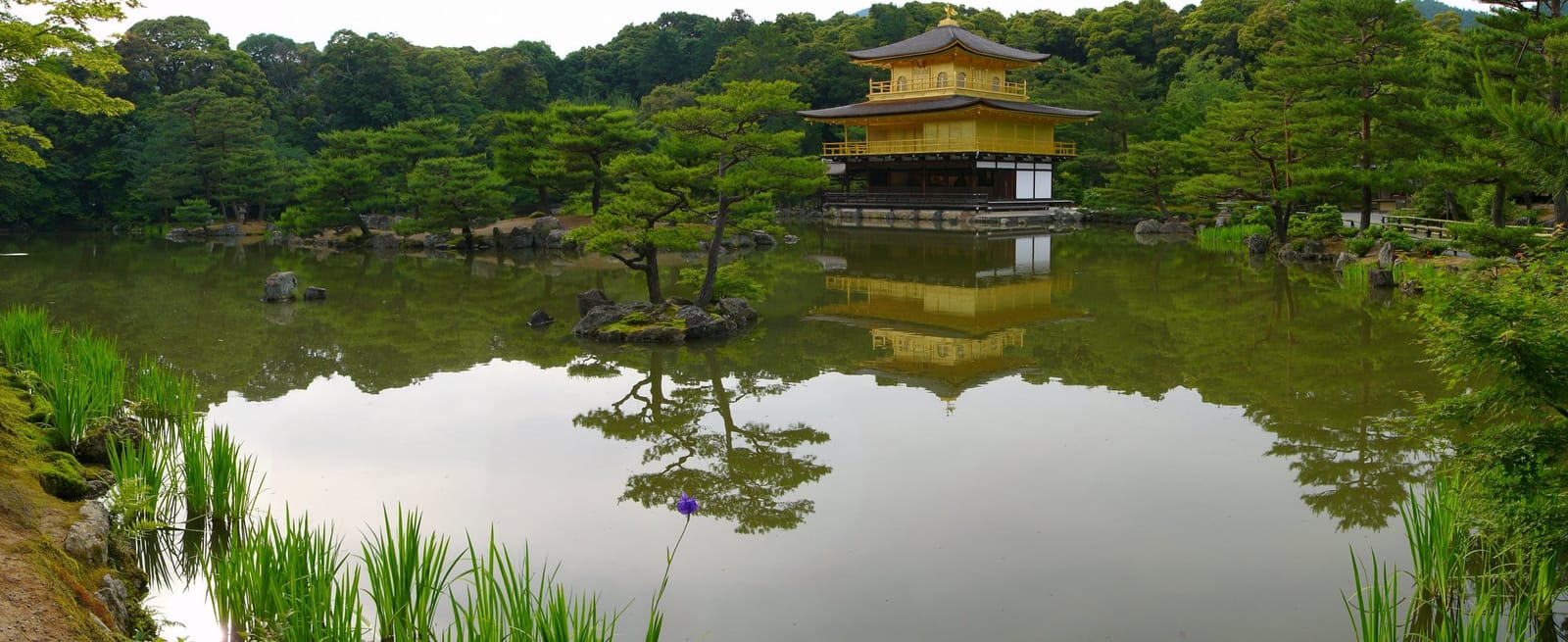金閣寺（鹿苑寺）金色樓閣倒映於鏡湖池