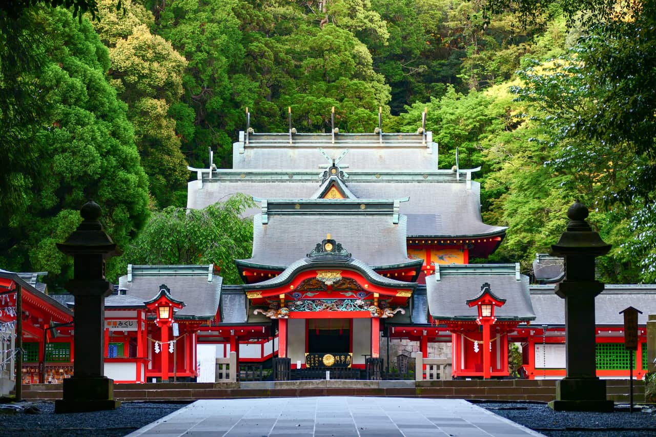 霧島神宮朱紅色的社殿正面,2022 年被指定為國寶