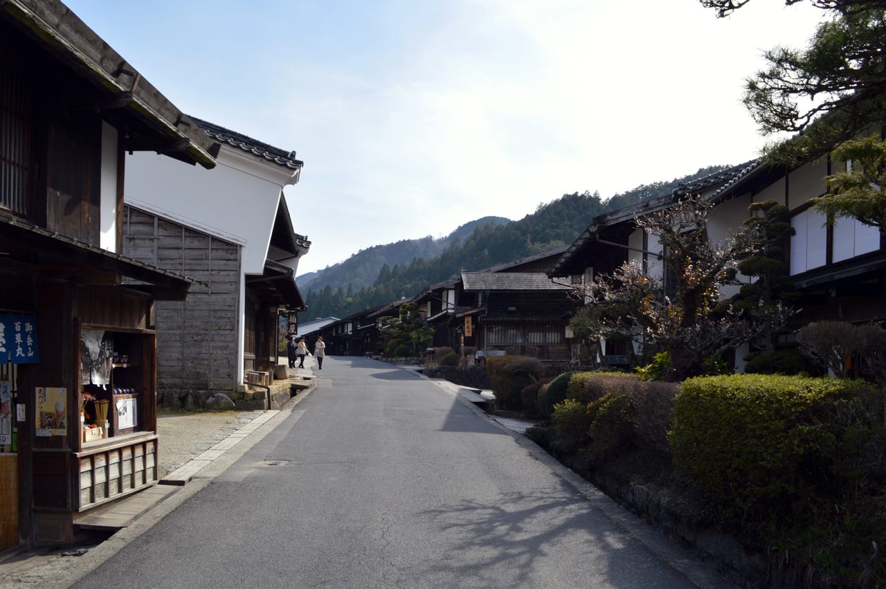 木曾路妻籠宿的中山道街道,木造旅籠林立、沒有電線桿