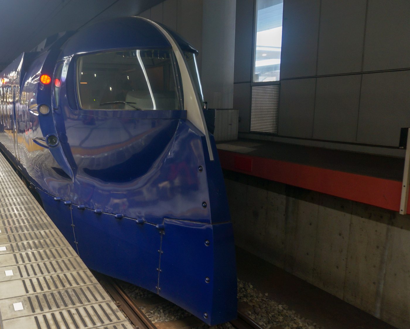 南海電鐵 50000 系 ラピート 停靠關西空港站月台,深藍色車頭與橢圓形駕駛室擋風玻璃