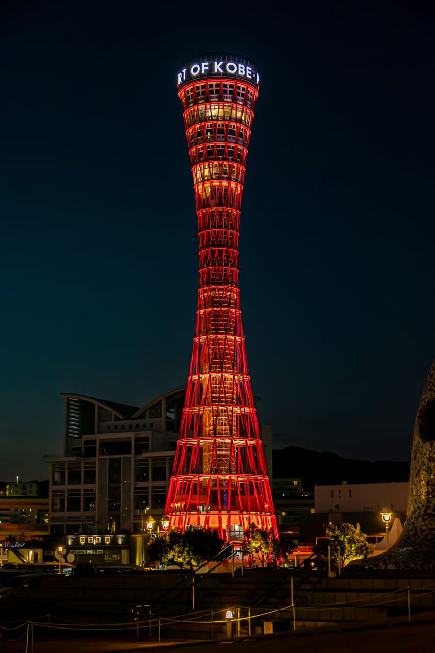 神戶港塔紅色塔身與海洋博物館的白色網狀屋頂