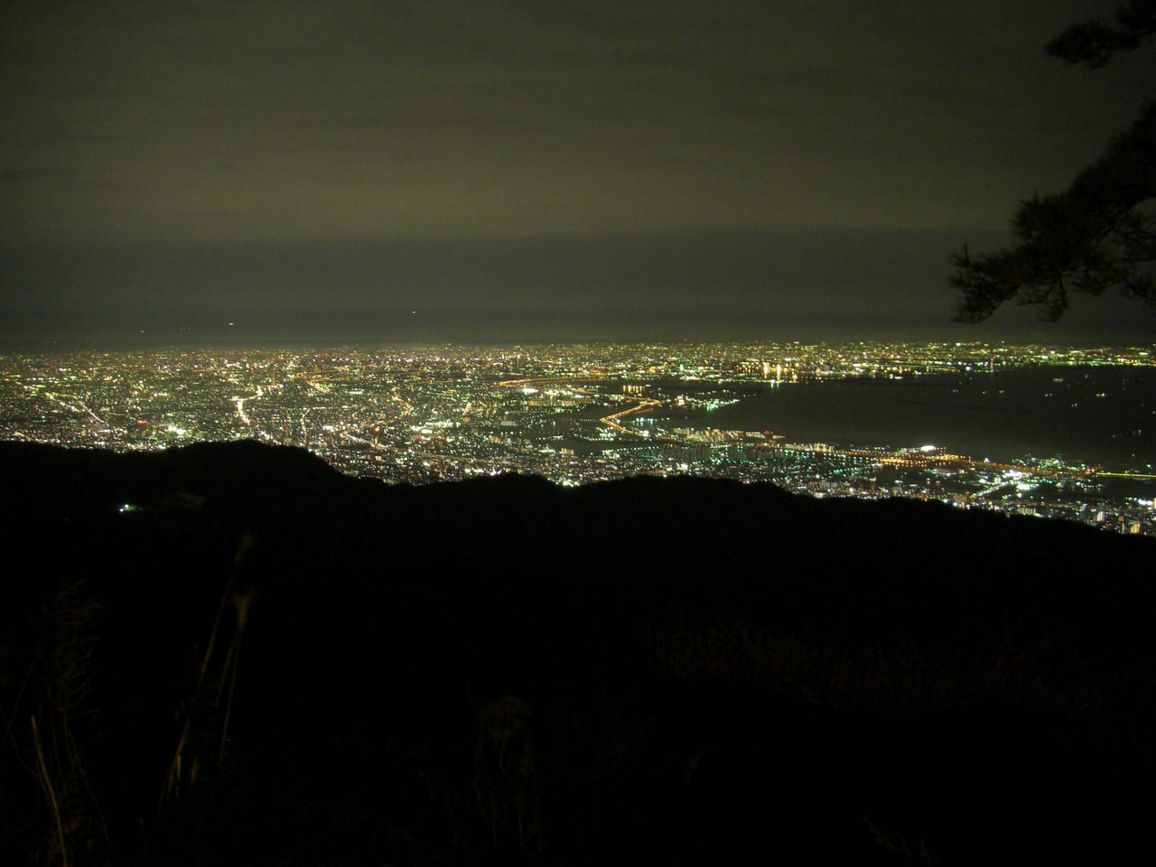 從六甲山俯瞰神戶市區與大阪灣的千萬夜景