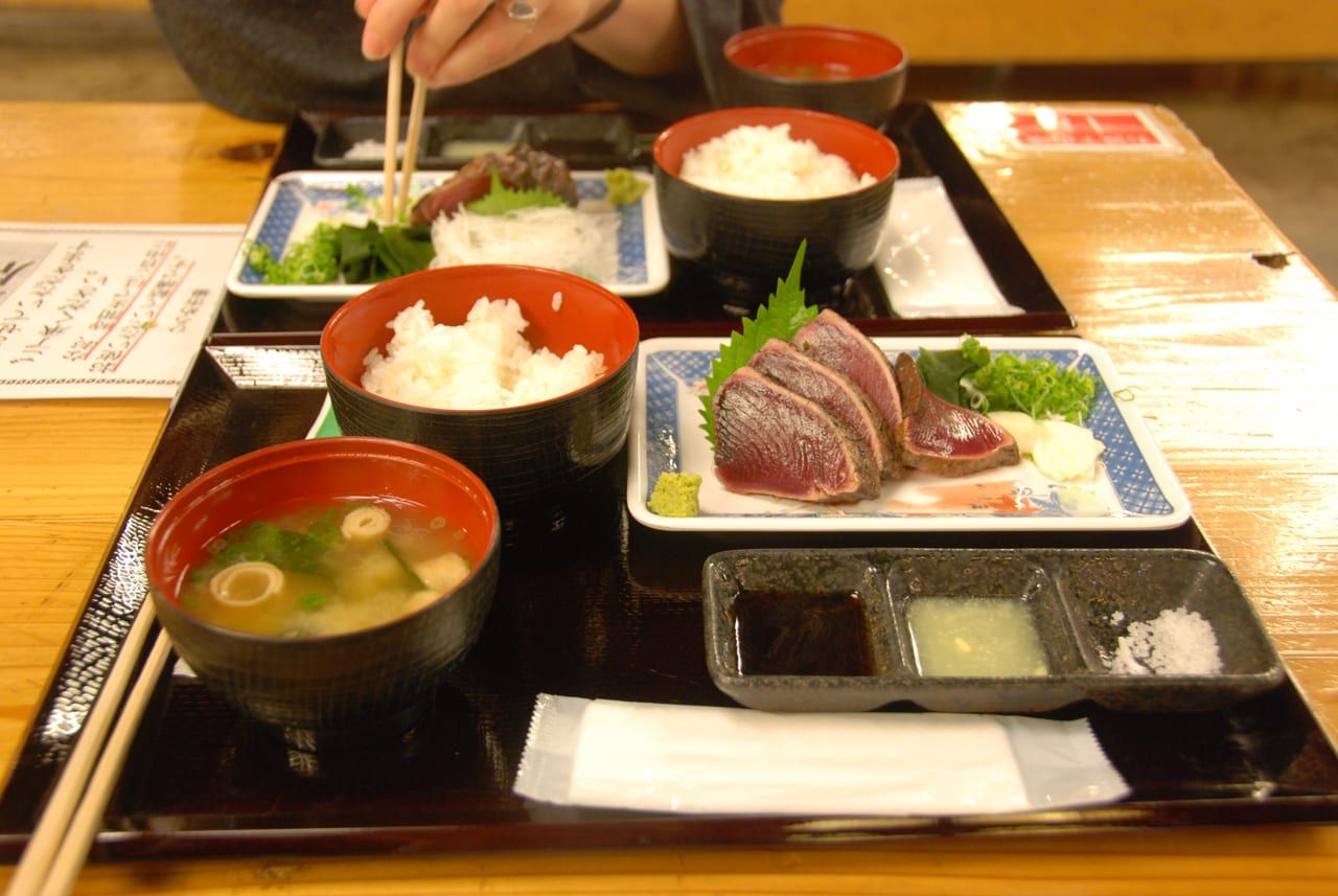 ひろめ市場的かつおのたたき稻燒鰹魚半敲燒,配蒜片與蔥