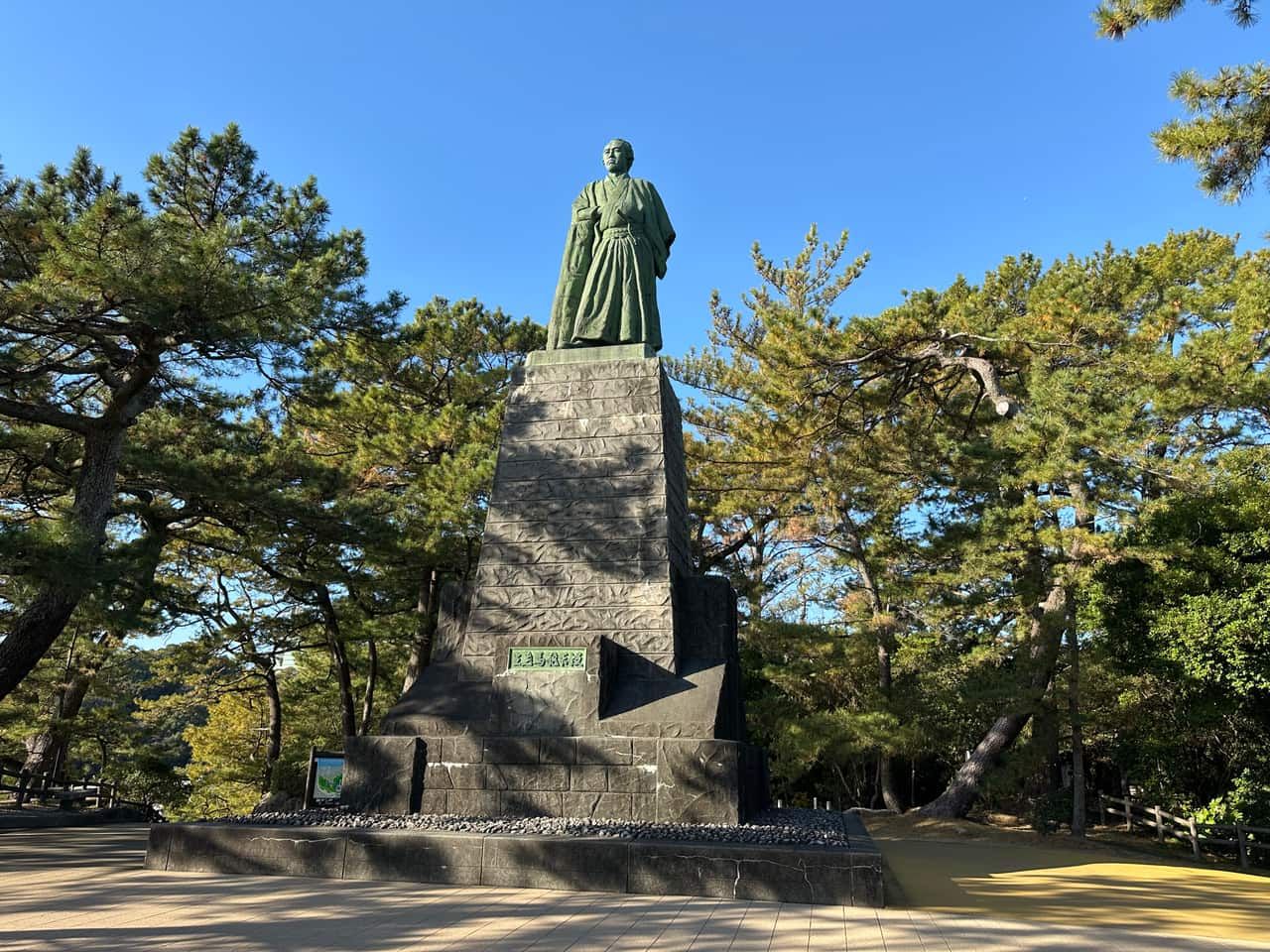 桂浜高台上面向太平洋的坂本龍馬銅像