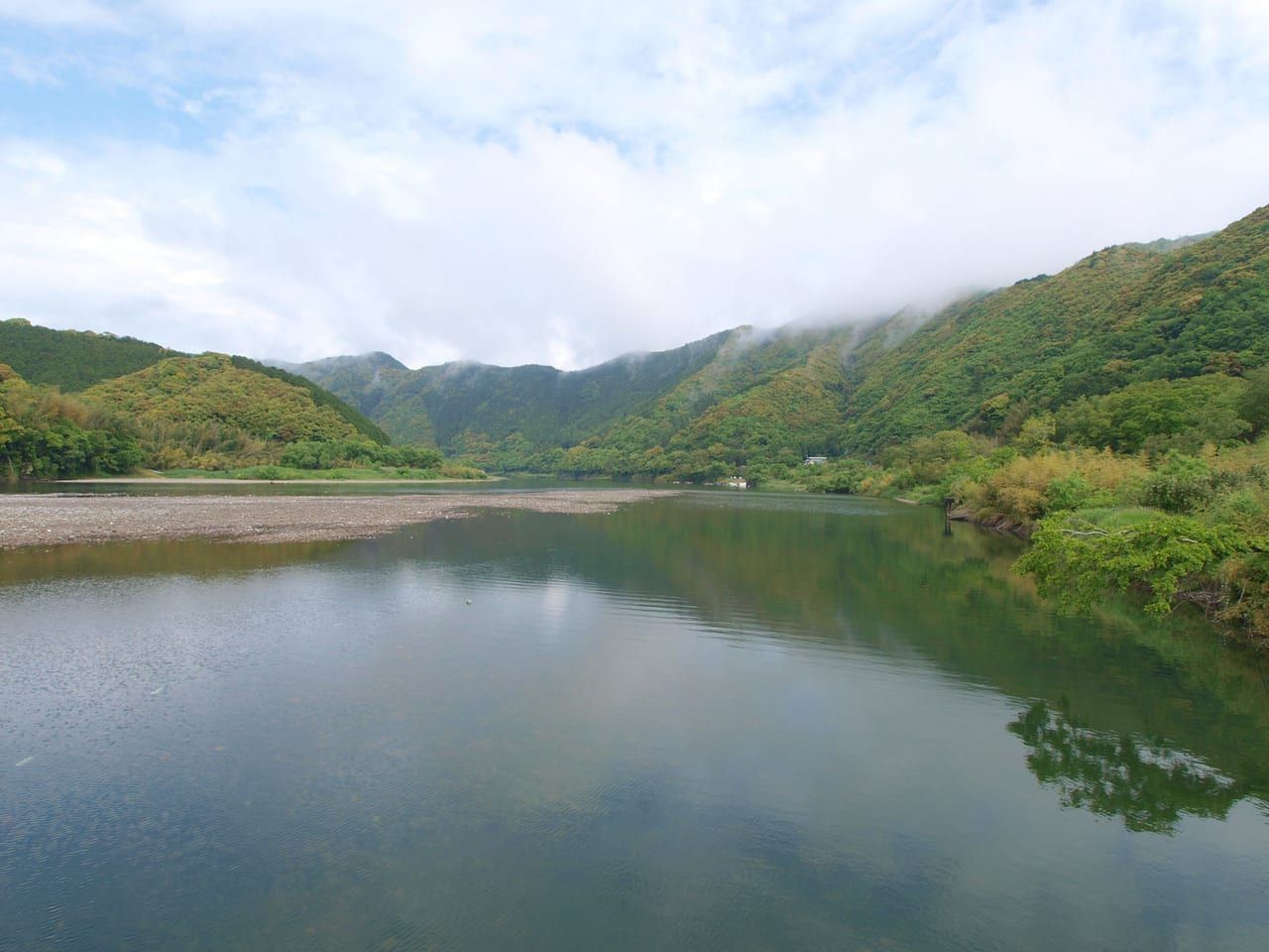 四万十川的沈下橋,無欄杆低矮橫跨清流河面