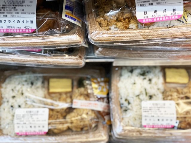 日本超商便當陳列:炸雞便當、幕之內、燒肉等多種選擇