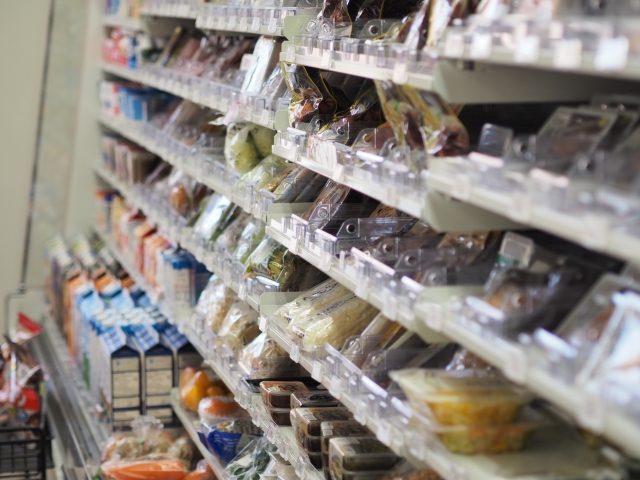 日本超商御飯糰陳列櫃:三角形塑膠包裝、明太子鮭魚等多種口味