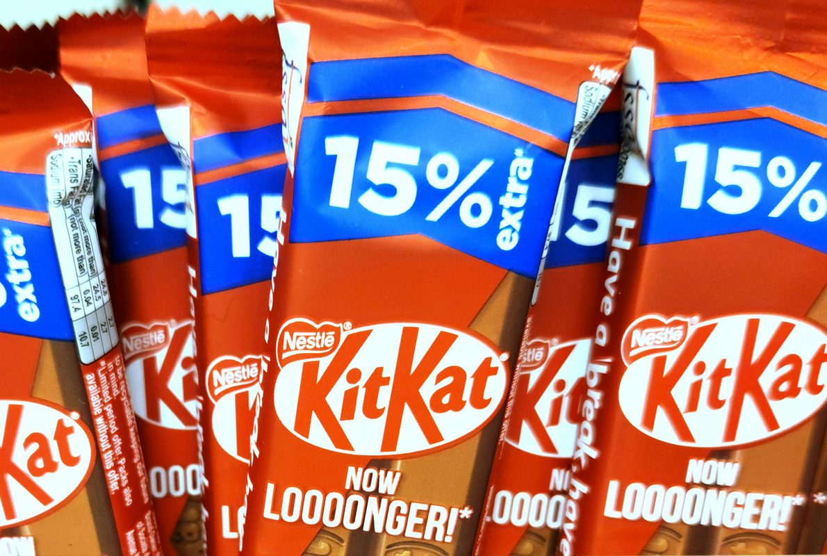 日本超商零食架:地區限定 KitKat、季節 Pocky、Calbee 等