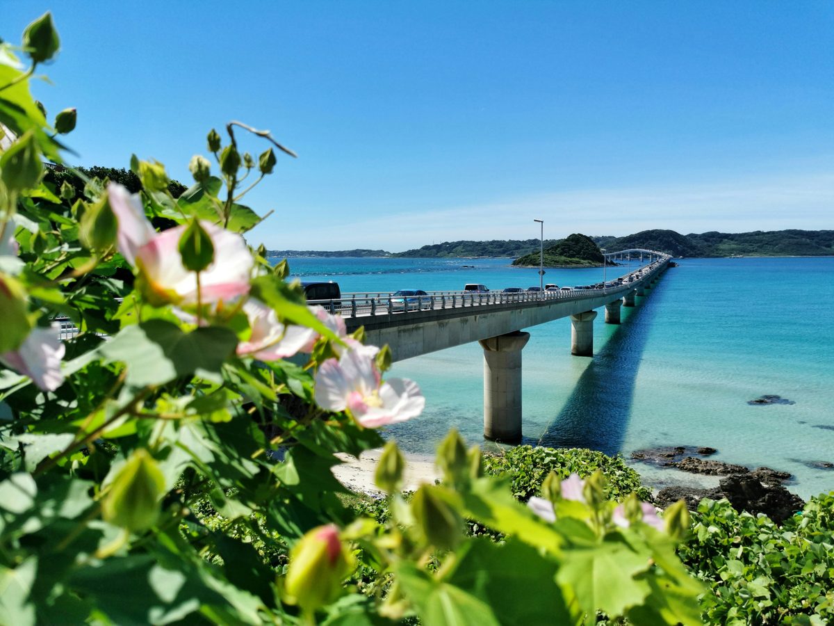 古宇利大橋全景:從沖繩本島延伸至古宇利島的跨海大橋