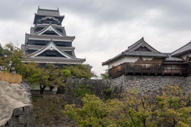熊本城:黑色木造天守閣與石牆
