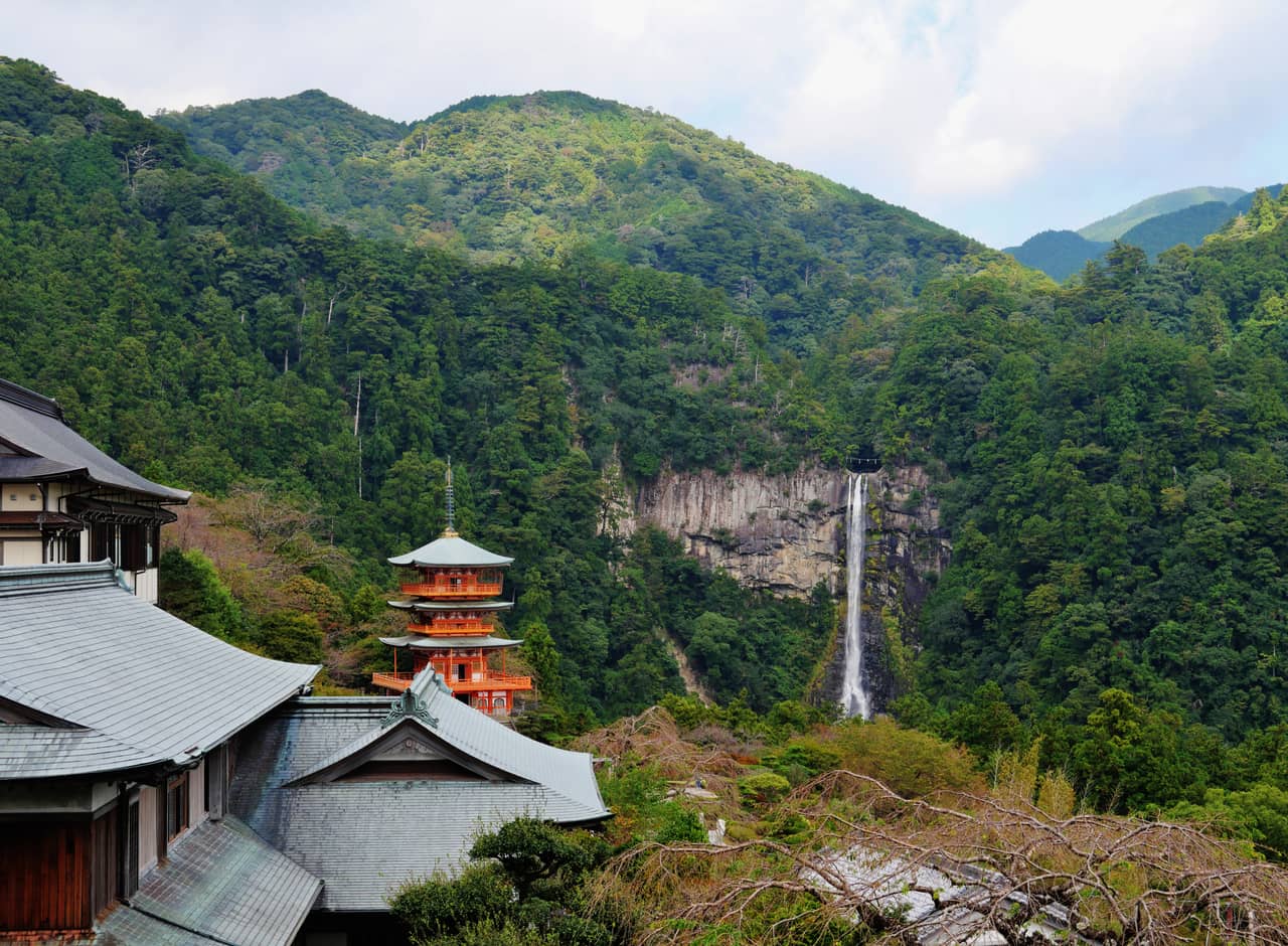 熊野那智大社青岸渡寺三重塔與背後 133 公尺的那智瀑布,世界遺產