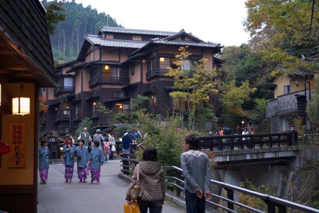 黑川溫泉沿著溪谷的木造旅館與溫泉街
