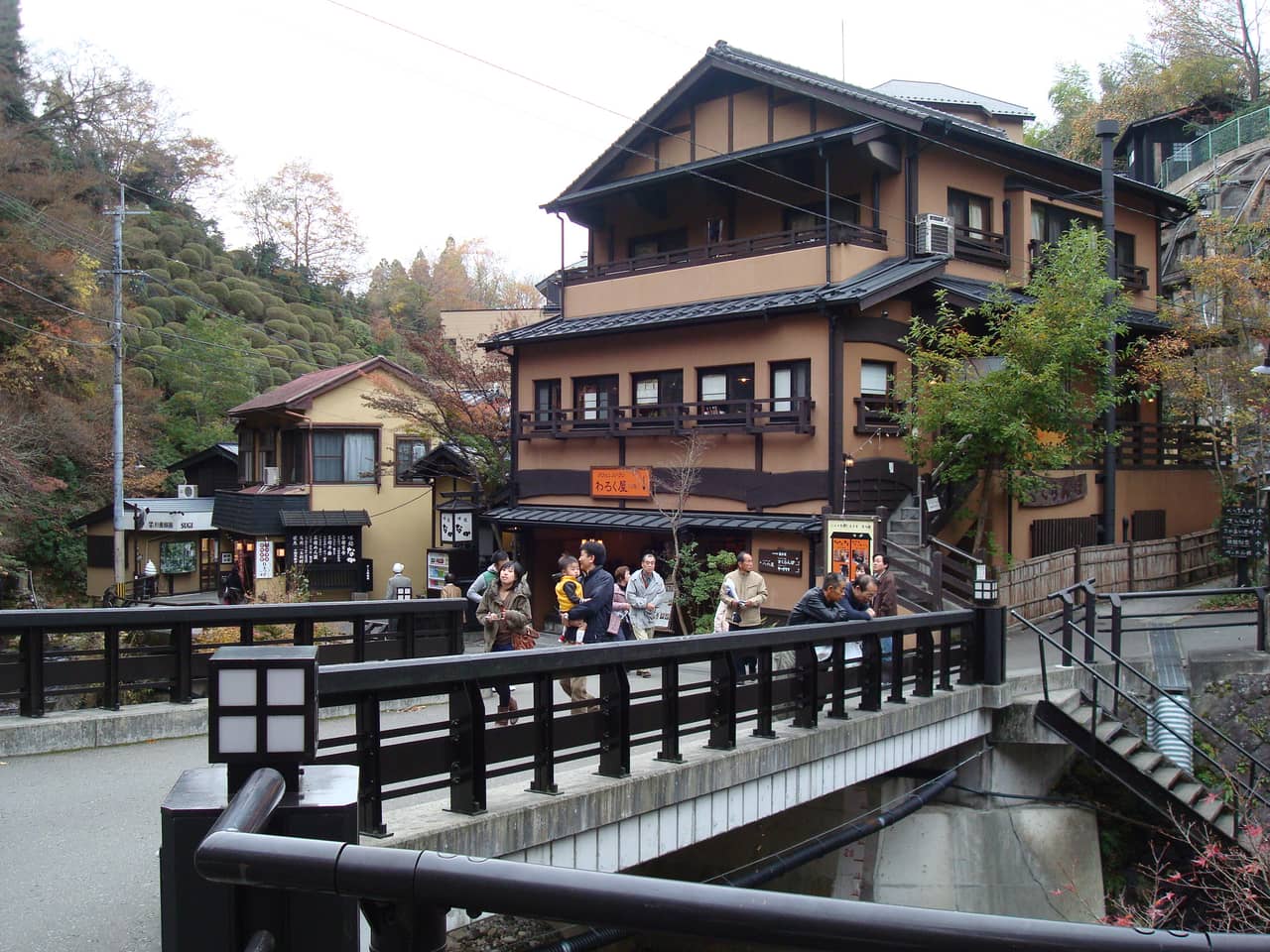 黑川溫泉街道兩旁的木造旅館與石階