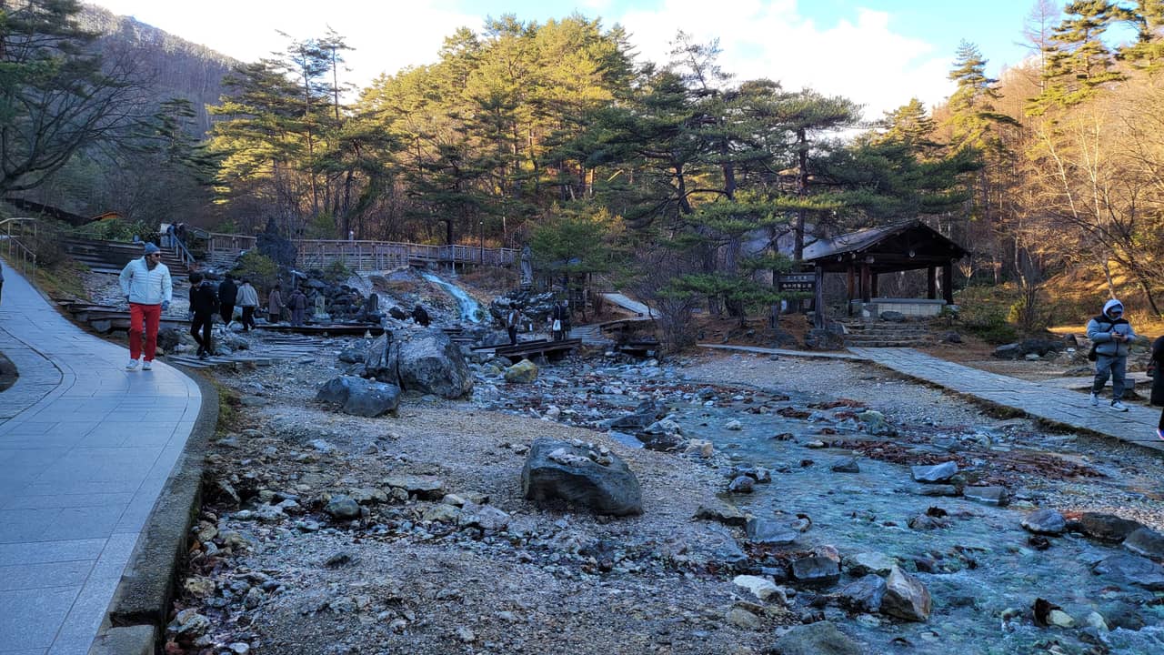 草津西之河原公園,溫泉流經園內