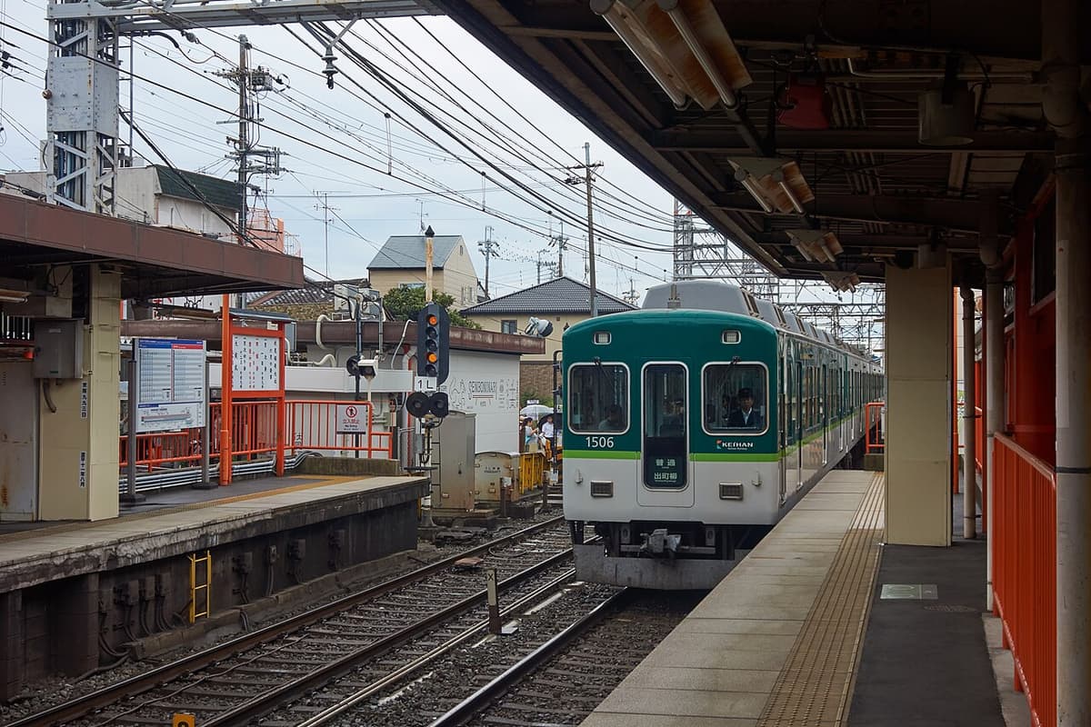 京阪電車停靠伏見稻荷附近車站,私鐵與 JR 是前往伏見稻荷、宇治最快的方式