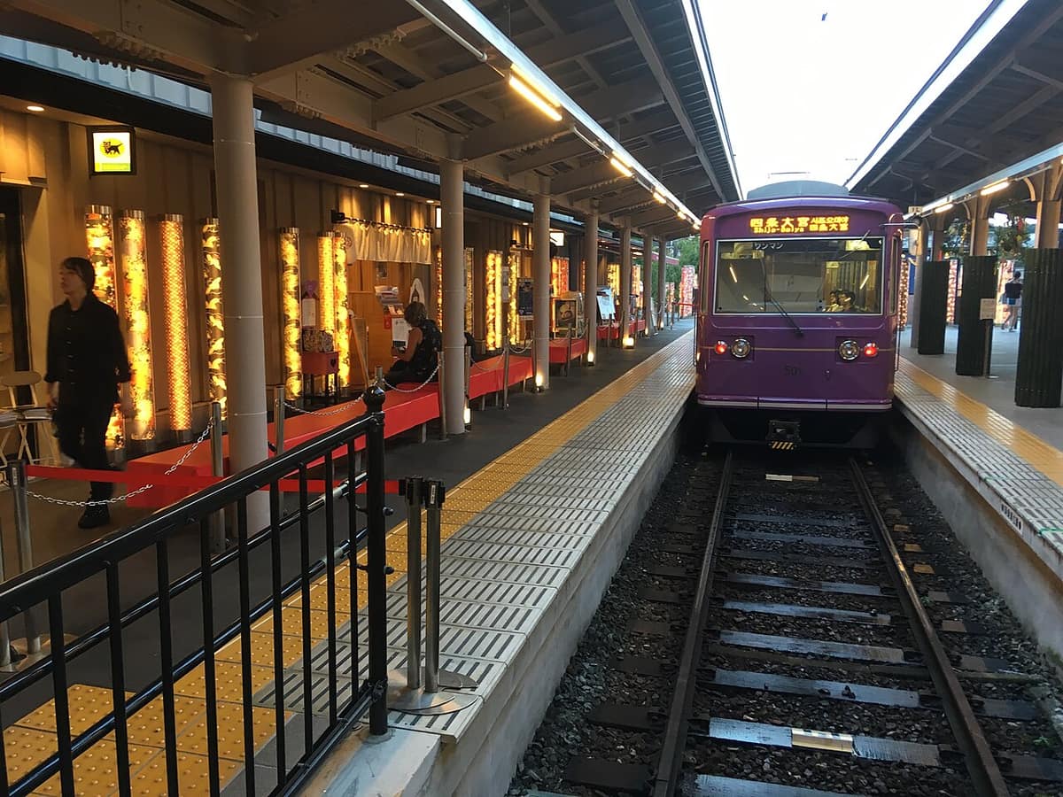 嵐電(京福電鐵)嵐山站,復古路面電車是前往嵐山與沿線寺院的特色交通