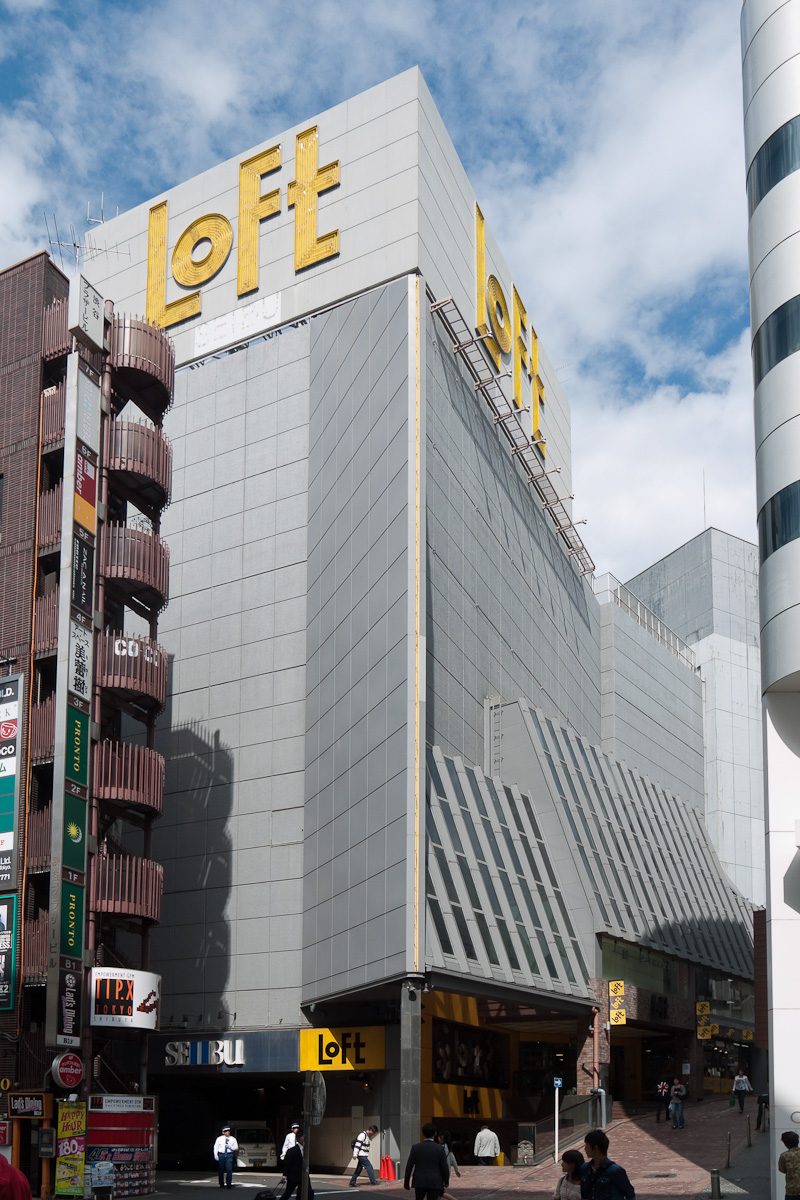 渋谷ロフト大樓外觀，樓頂與立面都是黃色 LOFT 招牌