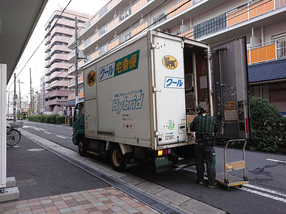 日本街頭的黑貓宅急便 Yamato Transport 貨車,日本最普及的行李宅配業者