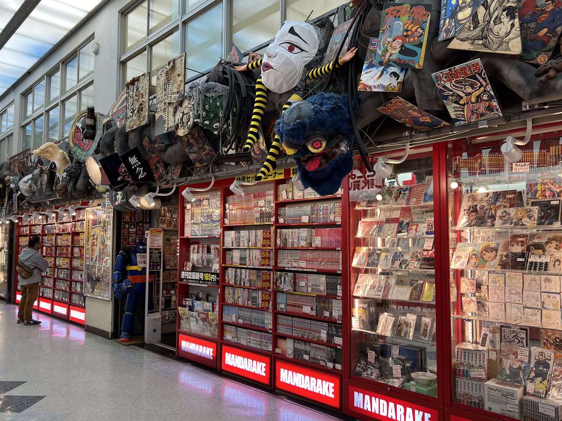 中野百老匯三樓的 Mandarake 中野本店,紅色櫥窗一整排陳列著漫畫與收藏品