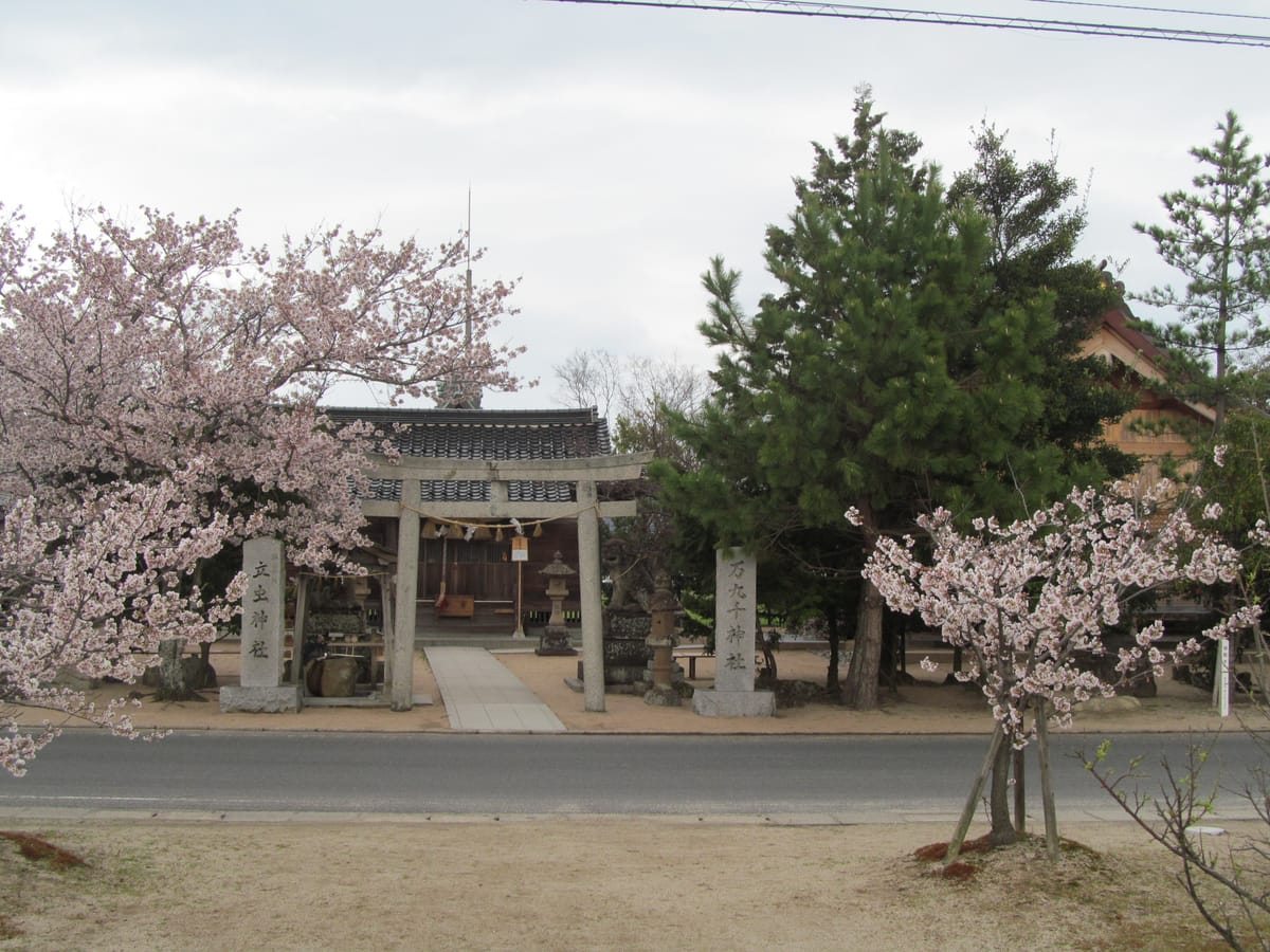 萬九千神社入口的鳥居與社號標,同一境內另有立虫神社