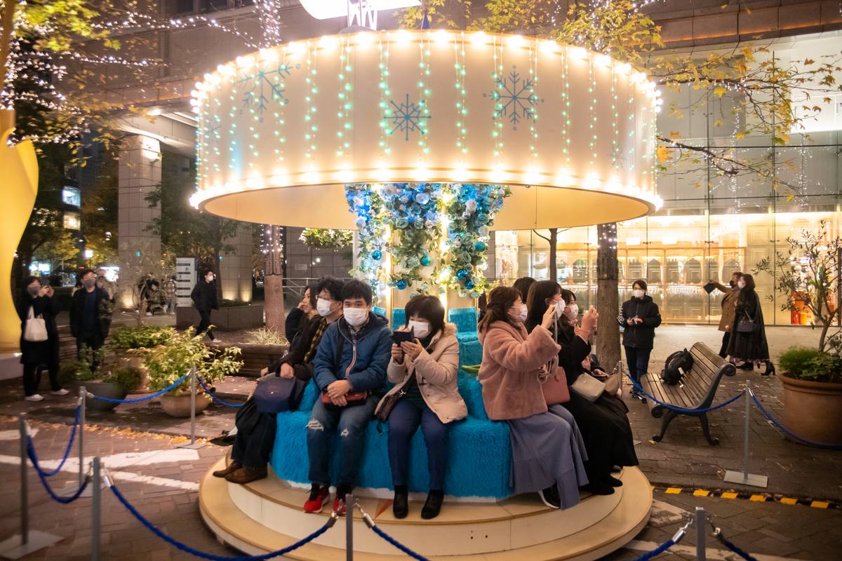 丸之內仲通約 250 棵行道樹點亮香檳金燈飾的冬季夜景
