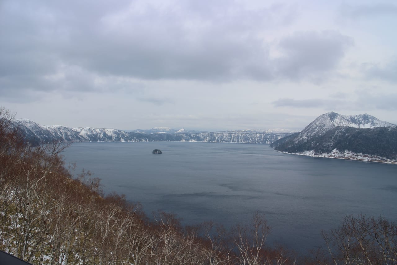 從摩周第一展望台俯瞰深藍透明的摩周湖與湖中的中島