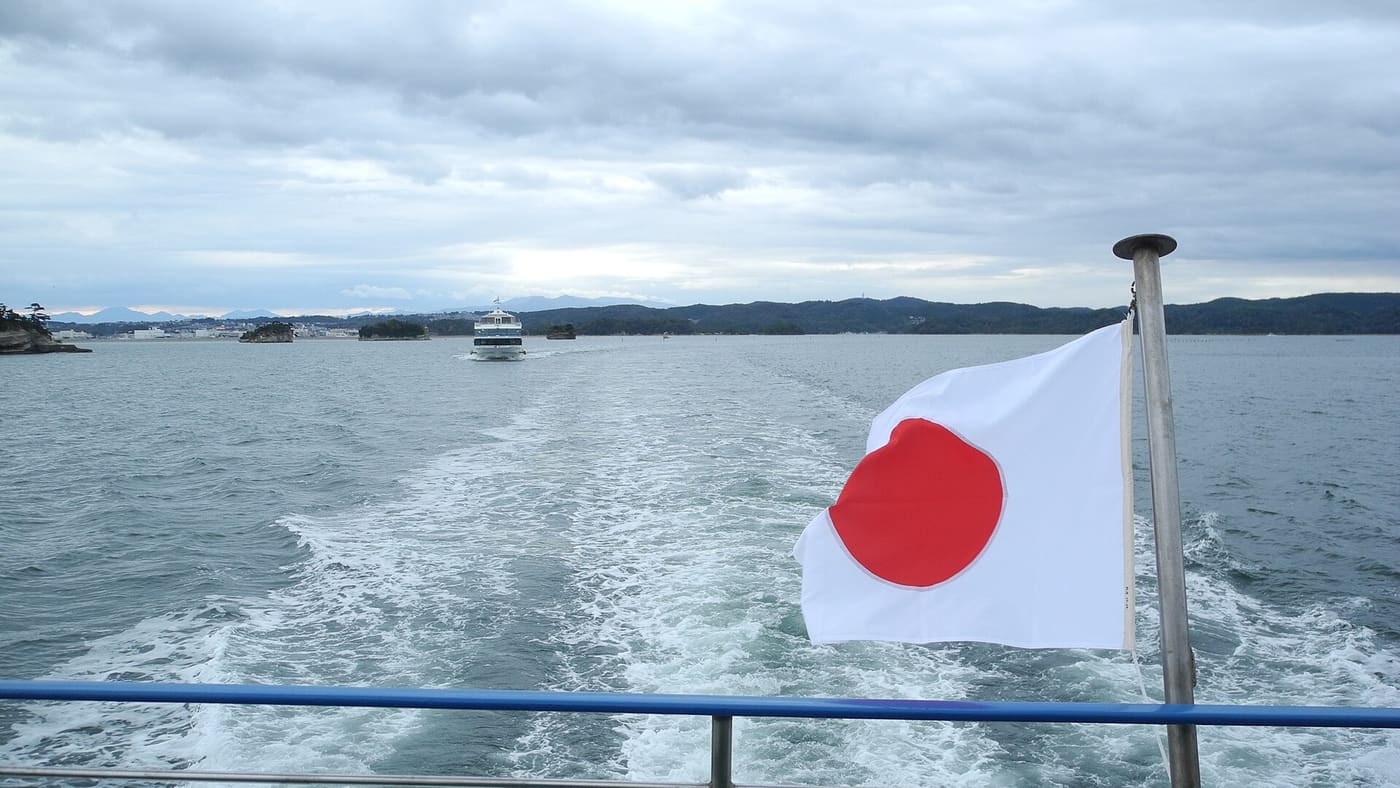 松島遊覽船船尾甲板視角，航跡後方另一艘觀光船正駛入灣內