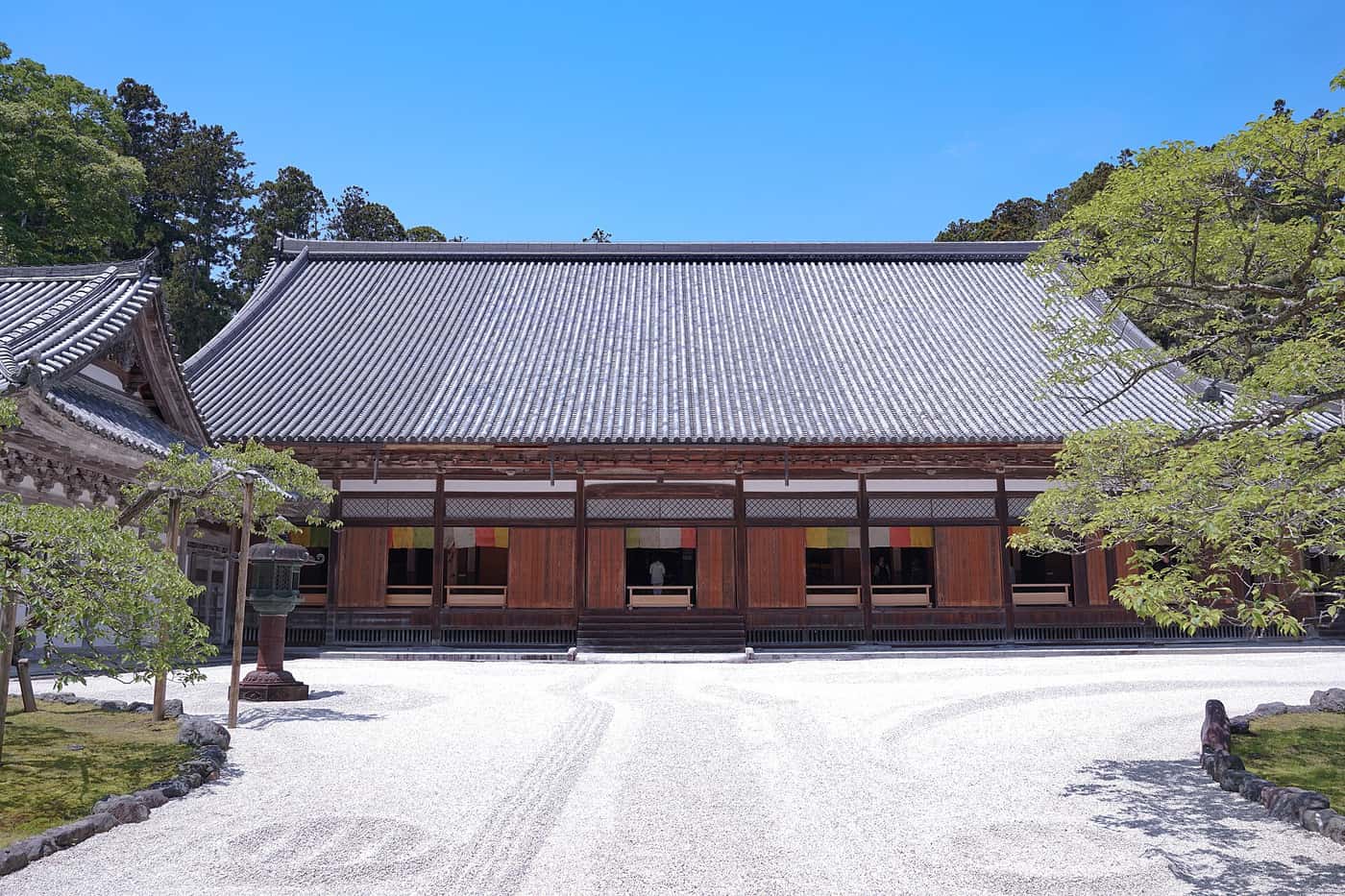 瑞巖寺國寶本堂正面，堂前是整片白砂庭園與石燈籠