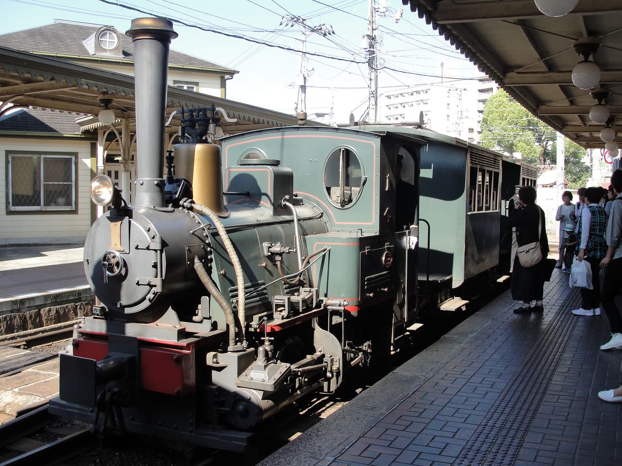 停在道後溫泉站前的坊っちゃん列車復古車廂