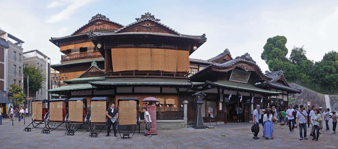 道後溫泉本館木造外觀與頂端的振鷺閣
