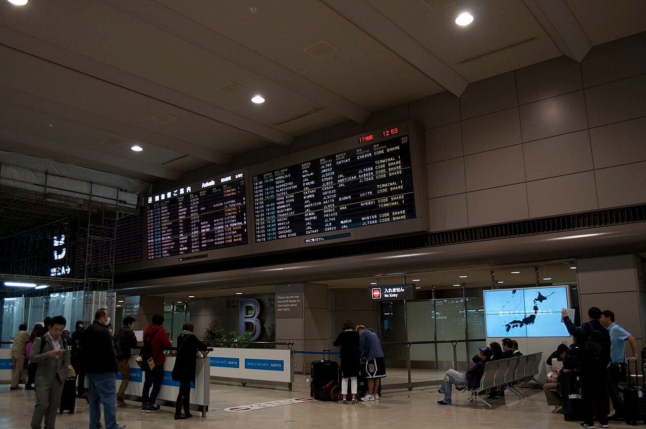 成田國際機場第二航廈入境抵達閘門,旅客領完行李準備通過日本海關檢查