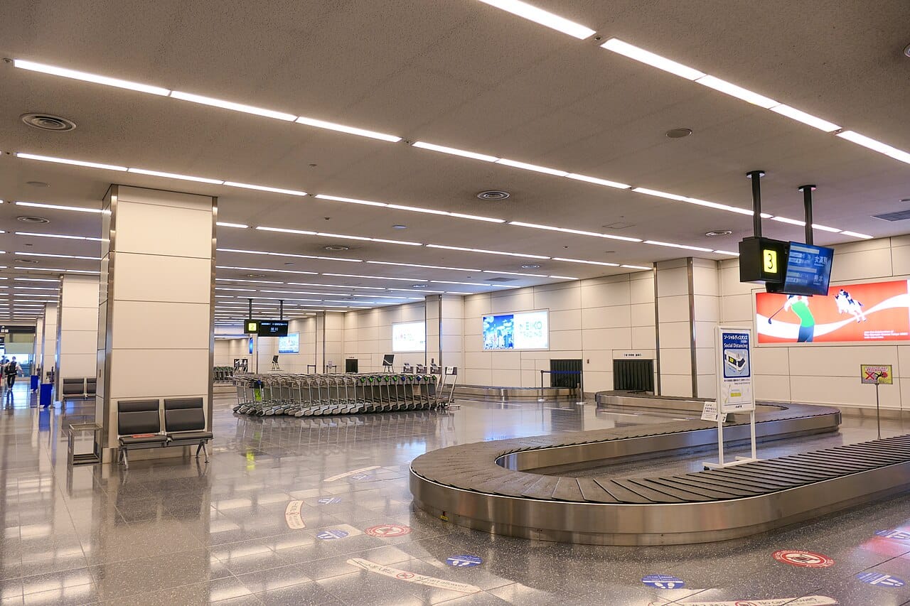 羽田機場第二航廈行李提領轉盤,旅客等待領取托運行李準備通過海關