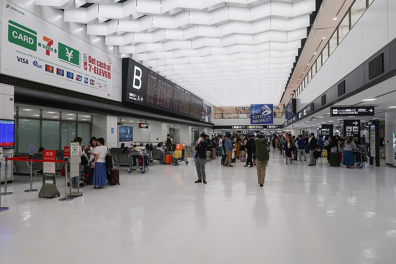 成田機場第二航廈入境大廳,旅客通過海關前往日本國內的場景,帶藥與行李入境日本的起點