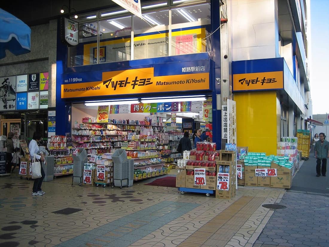 日本連鎖藥妝店松本清(Matsumoto Kiyoshi)店面,販售日本當地成藥與感冒藥的替代選擇