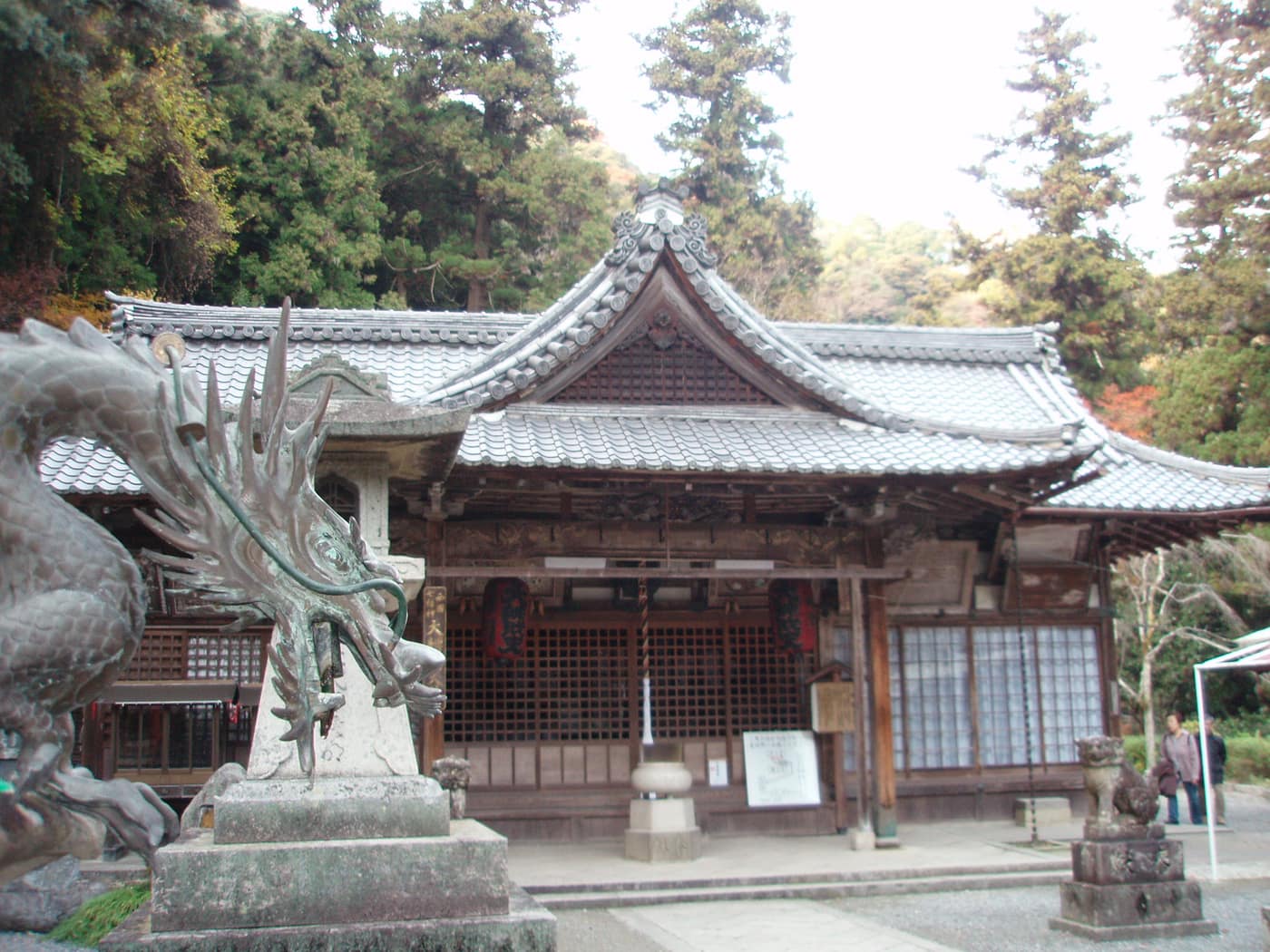 瀧安寺本堂與前方龍形銅像,位於箕面滝道山麓