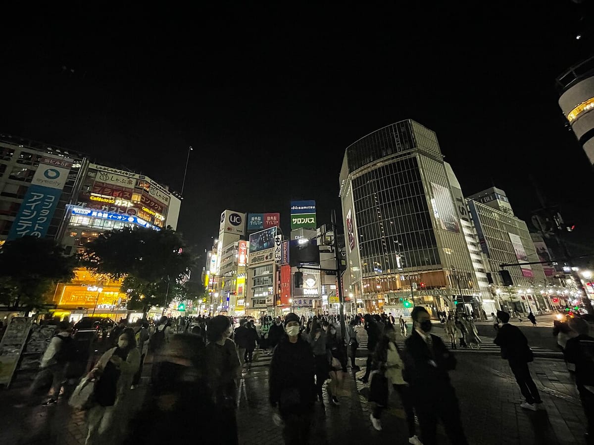 澀谷十字路口擠滿人潮的畫面——第一次去日本的人最常低估的就是人潮、移動與排隊時間