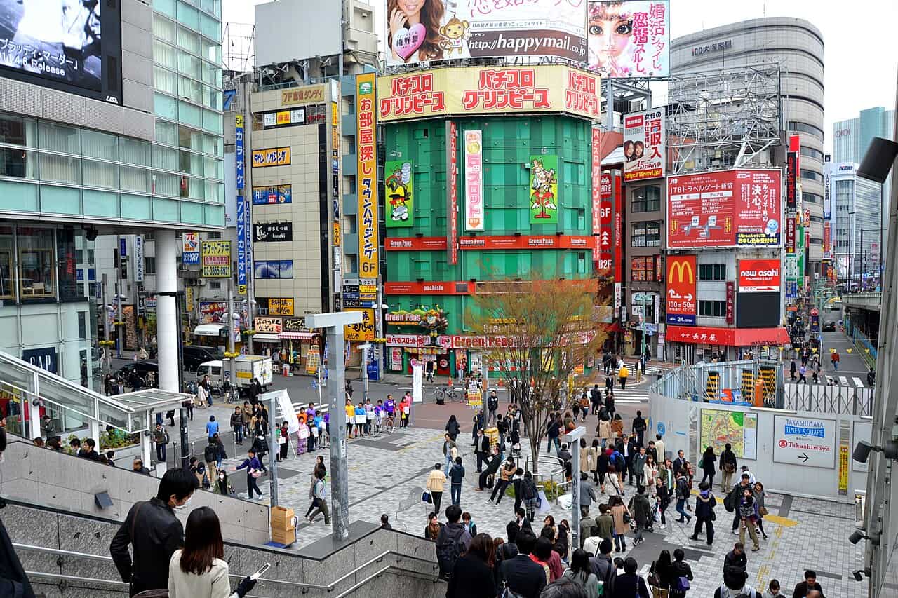 新宿車站南口外滿滿的人潮,第一次去日本最常低估每天移動與人潮帶來的疲憊