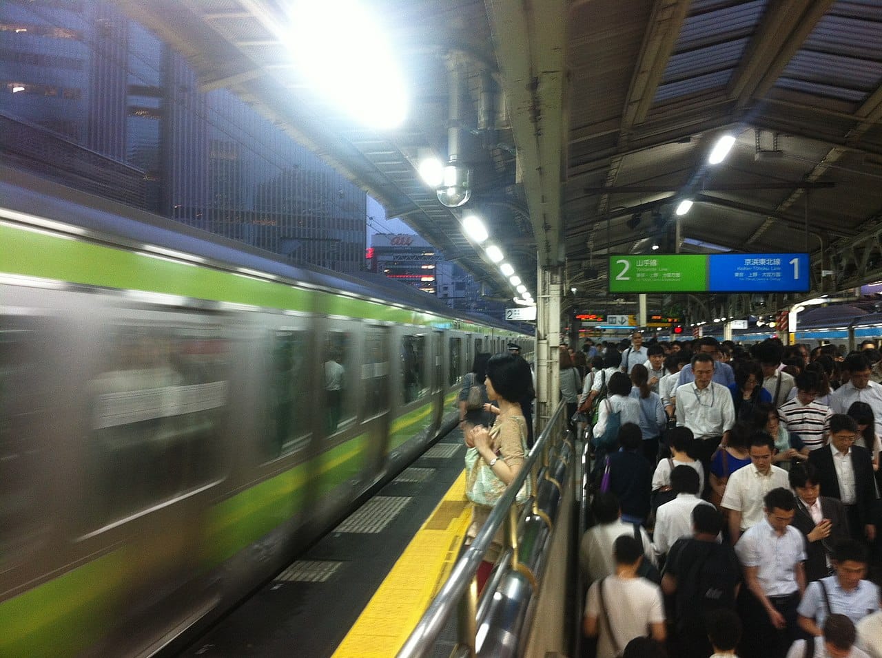 日本通勤時段擁擠的月台與車廂,尖峰時間拖大行李上下車對自己與他人都辛苦